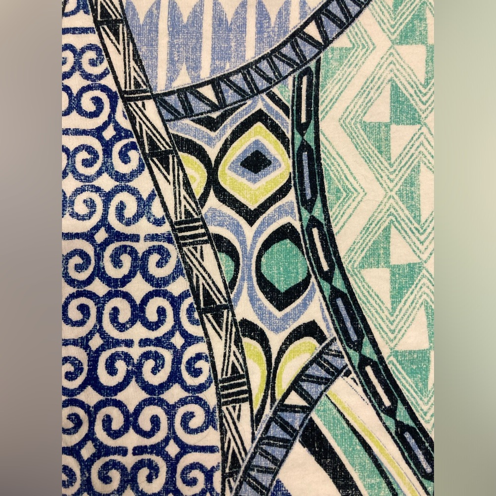 Chico’s geometric print knit scoop neck top.